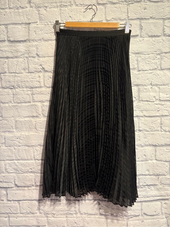 Club Monaco Dresses & Skirts - Club Monaco Black Pleated Midi Skirt
